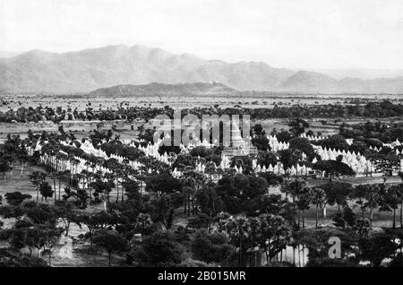 Birma/Myanmar: Eine Ansicht der Kuthodaw-Pagode aus den 1920er Jahren vom Mandalay Hill aus. Die Kuthodaw-Pagode, die wörtlich „Königliche Verdienstpagode“ bedeutet und offiziell Mahalawka Marazein heißt, ist ein buddhistischer Tempel und Stupa in Mandalay, im Zentrum von Burma. Es liegt am Fuße des Mandalay Hill und wurde während der Herrschaft von König Mindon (1808-1878) gebaut. Die Stupa selbst, die über ihren Terrassen vergoldet ist, ist 57 m (188 ft) hoch und ist der Shwezigon-Pagode bei Nyaung-U in der Nähe von Bagan nachempfunden. Auf dem Gelände der Pagode befinden sich 729 'kyauksa gu'- oder Steininschriften-Höhlen, die jeweils eine beschriftete Marmorplatte enthalten. Stockfoto