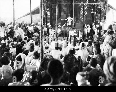 Burma/Myanmar: Eine Gruppe junger Künstler unterhält Einheimische in einem provisorischen Theater in Pekon, Taunggyi District, Shan State, c. 1920er Jahre. Die britische Eroberung Burmas begann 1824 als Reaktion auf einen birmanischen Versuch, Indien zu erobern. Bis 1886 und nach zwei weiteren Kriegen hatte Großbritannien das ganze Land in den britischen Raj aufgenommen. Um den Handel anzukurbeln und Veränderungen zu erleichtern, brachten die Briten Inder und Chinesen, die die Burmesen schnell in städtische Gebiete verdrängten. Rangun und Mandalay haben bis heute eine große ethnische indische Bevölkerung. Stockfoto