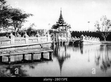 Burma/Myanmar: Brücke über den Graben zur Königsstadt in Mandalay, Zentral-Burma, c. 1920er Jahre. Der Mandalay Palace wurde zwischen 1857 und 1859 als Teil der neuen königlichen Hauptstadt von König Mindon, Mandalay, erbaut, in Erfüllung einer buddhistischen Prophezeiung, dass am Fuße des Mandalay Hill ein religiöses Zentrum errichtet werden würde. 1861 wurde das Gericht aus der früheren Hauptstadt Amarapura in die neu erbaute Stadt überführt. Der Plan des Mandalay Palace folgt weitgehend dem traditionellen burmesischen Palastdesign, in einem ummauerten Fort, das von einem Graben umgeben ist. Der Palast selbst befindet sich im Zentrum der Zitadelle. Stockfoto