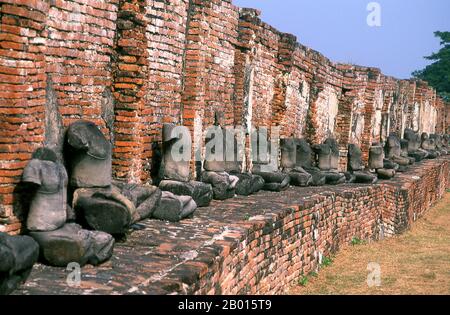 Thailand: Kopflose Buddhas, Wat Phra Mahathat, Ayutthaya Historical Park. Wat Phra Mahathat wurde unter der Herrschaft von Borommaracha I (Boromma Rachathirat I) oder Khun Luang Pa Ngua (1370-1388), dem dritten König des Königreichs Ayutthaya, erbaut. Ayutthaya (Ayudhya) war ein siamesisches Königreich, das von 1351 bis 1767 existierte. Ayutthaya war gegenüber ausländischen Händlern freundlich, darunter Chinesen, Vietnamesen (Annamesen), Inder, Japaner und Und später die Portugiesen, Spanier, Holländer und Franzosen, die es ihnen ermöglichten, Dörfer außerhalb der Stadtmauern zu bauen. Stockfoto