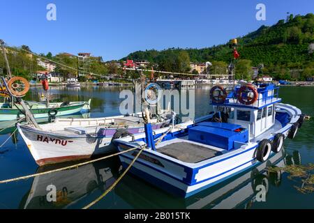 Yalikoy, Türkei - 4. Mai 2019: Hafen mit Fischerbooten in Yalikoy am Schwarzen Meer in der Türkei. Stockfoto