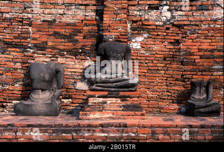 Thailand: Kopflose Buddhas, Wat Phra Mahathat, Ayutthaya Historical Park. Wat Phra Mahathat wurde unter der Herrschaft von Borommaracha I (Boromma Rachathirat I) oder Khun Luang Pa Ngua (1370-1388), dem dritten König des Königreichs Ayutthaya, erbaut. Ayutthaya (Ayudhya) war ein siamesisches Königreich, das von 1351 bis 1767 existierte. Ayutthaya war gegenüber ausländischen Händlern freundlich, darunter Chinesen, Vietnamesen (Annamesen), Inder, Japaner und Und später die Portugiesen, Spanier, Holländer und Franzosen, die es ihnen ermöglichten, Dörfer außerhalb der Stadtmauern zu bauen. Stockfoto