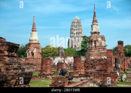 Thailand: Wat Mahathat mit Wat Ratchaburana im Hintergrund, Ayutthaya Historical Park. Wat Phra Mahathat wurde unter der Herrschaft von Borommaracha I (Boromma Rachathirat I) oder Khun Luang Pa Ngua (1370-1388), dem dritten König des Königreichs Ayutthaya, erbaut. Ayutthaya (Ayudhya) war ein siamesisches Königreich, das von 1351 bis 1767 existierte. Ayutthaya war gegenüber ausländischen Händlern freundlich, darunter Chinesen, Vietnamesen (Annamesen), Inder, Japaner und Und später die Portugiesen, Spanier, Holländer und Franzosen, die es ihnen ermöglichten, Dörfer außerhalb der Stadtmauern zu bauen. Stockfoto