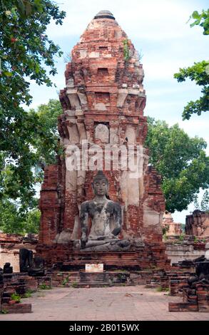 Thailand: Khmer-Stil Prang und Buddha, Wat Phra Mahathat, Ayutthaya Historical Park. Wat Phra Mahathat wurde unter der Herrschaft von Borommaracha I (Boromma Rachathirat I) oder Khun Luang Pa Ngua (1370-1388), dem dritten König des Königreichs Ayutthaya, erbaut. Ayutthaya (Ayudhya) war ein siamesisches Königreich, das von 1351 bis 1767 existierte. Ayutthaya war gegenüber ausländischen Händlern freundlich, darunter Chinesen, Vietnamesen (Annamesen), Inder, Japaner und Und später die Portugiesen, Spanier, Holländer und Franzosen, die es ihnen ermöglichten, Dörfer außerhalb der Stadtmauern zu bauen. Stockfoto