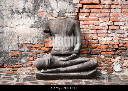 Thailand: Kopflose Buddhas, Wat Phra Mahathat, Ayutthaya Historical Park. Wat Phra Mahathat wurde unter der Herrschaft von Borommaracha I (Boromma Rachathirat I) oder Khun Luang Pa Ngua (1370-1388), dem dritten König des Königreichs Ayutthaya, erbaut. Ayutthaya (Ayudhya) war ein siamesisches Königreich, das von 1351 bis 1767 existierte. Ayutthaya war gegenüber ausländischen Händlern freundlich, darunter Chinesen, Vietnamesen (Annamesen), Inder, Japaner und Und später die Portugiesen, Spanier, Holländer und Franzosen, die es ihnen ermöglichten, Dörfer außerhalb der Stadtmauern zu bauen. Stockfoto