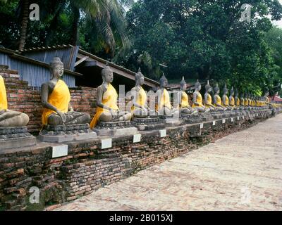 Thailand: Eine Reihe von Buddhas im Wat Yai Chai Mongkhon, Ayutthaya Historical Park. Wat Yai Chai Mongkhon (Wat Chai Yai Mongkol) stammt aus der Regierungszeit von König U Thong (Uthong) und wurde um 1357 erbaut. U Thong oder Ramathibodi I. (1314–1369) war der erste König des Königreichs Ayutthaya, der von 1351 bis 1369 regierte. Er war als Prinz U Thong bekannt, bevor er am 4. März 1351 auf den Thron stieg. Er stammt aus Chiang Saen (jetzt in der Provinz Chiang Rai) und behauptete, er stammte aus Khun Borom und propagierte den Theravada-Buddhismus als Staatsreligion. Stockfoto