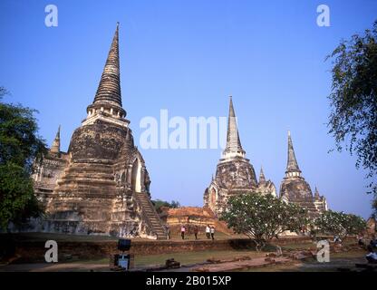 Thailand: Wat Phra Si Sanphet, Ayutthaya Historical Park. Wat Phra Si Sanphet wurde um 1448 während der Herrschaft von König Borommatrailokanat, auch bekannt als Somdet Phra Ramesuan Boromma Trailokanat Bopit (1431–1488), der von 1448 bis 1488 König von Ayutthaya war, erbaut. Ayutthaya (Ayudhya) war ein siamesisches Königreich, das von 1351 bis 1767 existierte. Ayutthaya war gegenüber ausländischen Händlern freundlich, darunter Chinesen, Vietnamesen (Annamesen), Inder, Japaner und Und später die Portugiesen, Spanier, Holländer und Franzosen, die es ihnen ermöglichten, Dörfer außerhalb der Stadtmauern zu bauen. Stockfoto