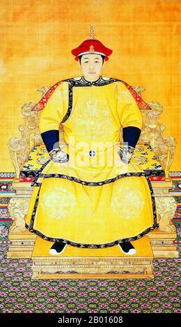 China: Shunzhi, 3. Qing-Kaiser (15. März 1638 – 5. Februar 1661). Hängende Schriftrolle Malerei, 17. Jahrhundert. Der Shunzhi-Kaiser, Geburtsname Fulin und Tempelname Shizu, war der dritte Kaiser der mandschu-geführten Qing-Dynastie und offiziell der erste Qing-Kaiser, der von 1644 bis 1661 über China regierte. Nach dem Tod seines Vaters Hong Taiji bestieg er im Alter von fünf Jahren (sechs nach der traditionellen chinesischen Altersrechnung) 1643 den Thron, doch die eigentliche Macht lag in den Händen der ernannten Regenten, der Fürsten Dorgon und Jirgalang. Stockfoto