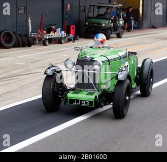 Michael Birch fuhr während der Bentley Centenary Trophäe for Pre-war Sports Cars mit seinen "PNV", "Green", "Talbot AV105 Brooklands" die Pit Lane hinunter Stockfoto