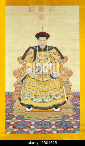 China: Der Kaiser Qianlong (25. September 1711 - 7. Februar 1799), in den letzten Jahren seiner Herrschaft. Hängende Schriftrolle Malerei, c. 1790er. Der Qianlong-Kaiser, geboren in Hongli und Tempelname Gaozong, war der fünfte Kaiser der Qing-Dynastie. Als vierter Sohn des Yongzheng-Imperators regierte er offiziell von 1735 bis 1796, bevor er zugunsten seines Sohnes, des Jiaqing-Imperators, abdankte - eine kindliche Handlung, um nicht länger als sein Großvater, der Kangxi-Kaiser, zu herrschen. Trotz seiner Pensionierung behielt er die ultimative Macht bis zu seinem Tod. Stockfoto