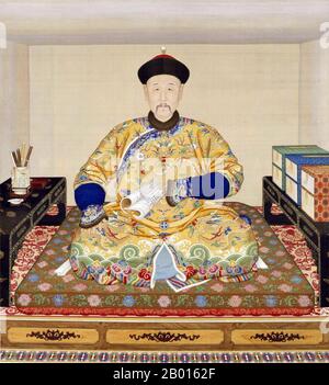 China: Der Kaiser Qianlong (25. September 1711 - 7. Februar 1799), an seinem Schreibtisch. Hängende Schriftrolle Gemälde von Giuseppe Castiglione (1688-1766), c. 1750. Der Kaiser Qianlong, geboren in Hongli und Tempelname Gaozong, war der fünfte Kaiser der Qing Dynastie. Als vierter Sohn des Yongzheng-Imperators regierte er offiziell von 1735 bis 1796, bevor er zugunsten seines Sohnes, des Jiaqing-Imperators, abdankte - eine kindliche Handlung, um nicht länger als sein Großvater, der Kangxi-Kaiser, zu herrschen. Trotz seiner Pensionierung behielt er die ultimative Macht bis zu seinem Tod. Stockfoto