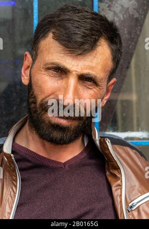 Susuz, Türkei - 9. Mai 2019: Türkischer Mann mit Hut, Schnurrbart und Bart in einem türkischen Café. Stockfoto