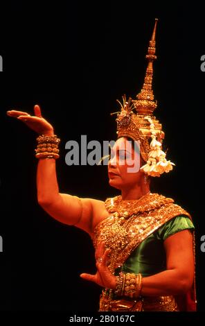 Kambodscha: Tänzerin, Königliches Ballett von Kambodscha, Phnom Penh. Der klassische Khmer-Tanz ähnelt den klassischen Tänzen Thailands und Kambodschas. Der Reamker ist eine Khmer-Version des Ramayana und ist eines der am häufigsten aufgeführten Tanzdramen. Stockfoto