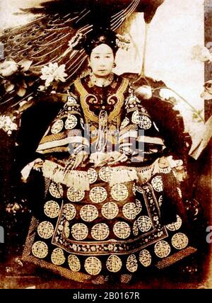 China: Kaiserin Dowager Cixi (29. November 1835 - 15. November 1908), fotografiert 1905. Kaiserin Dowager Cixi, persönlicher Name Xingzhen, war die Konkubine des Xianfeng-Imperators. Vom Mandschu-Yehe-Nara-Clan war sie eine starke und charismatische Figur, die von 1861 bis 1908 47 Jahre lang de facto die Herrscherin der Qing-Dynastie wurde. Ihr Sohn wurde der Tongzhi-Kaiser, und sie regierte an seiner Stelle als Regentin neben Kaiserin Dowager Ci'an. Sie konsolidierte ihre Kontrolle, indem sie ihren Neffen nach dem Tod ihres Sohnes als Kaiser Guangxu einsetzte. Ihr Vermächtnis wird heftig diskutiert. Stockfoto