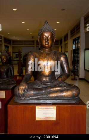 Thailand: Bronze Lanna-Stil Buddha aus dem 15.-16. Jahrhundert n. Chr. aus Wat Phra That Haripunchai, Haripunchai National Museum, Lamphun. Lamphun war die Hauptstadt des kleinen, aber kulturell reichen Königreiches Mon von Haripunchai von etwa 750 u.Z. bis zur Zeit seiner Eroberung durch König Mangrai (der Gründer von Chiang Mai) im Jahr 1281. Stockfoto