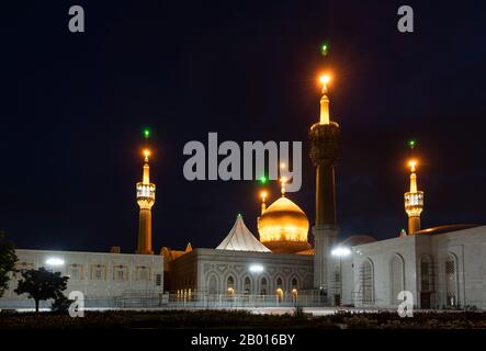 Teheran, Iran - 20. Mai 2019: Massoleum des Ayatollah Ruhollah Khomeini mit großen Minaretten nachts in Teheran, Iran. Stockfoto