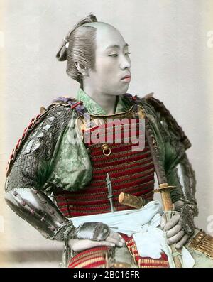 Japan: Handgetönte Fotografie eines sitzenden Samurai, c. 1895. Samurai ist der Begriff für den militärischen Adel des vorindustriellen Japans. Ende des 12. Jahrhunderts wurden Samurai fast vollständig zum Synonym für Sushi, und das Wort war eng mit den mittleren und oberen Staffeln der Kriegerklasse verbunden. Die Samurai folgten einer Reihe von Regeln, die als Bushidō bekannt wurden. Obwohl sie weniger als zehn Prozent der japanischen Bevölkerung zählten, finden sich Samurai-Lehren noch heute sowohl im Alltag als auch in Kampfkünsten wie Kendō, also dem Weg des Schwertes. Stockfoto