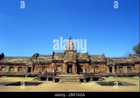 Thailand: Haupteingang, Prasat hin Phanom rung (Phanom rung Stone Castle), Provinz Buriram. Prasat hin Phanom rung (Phanom rung Stone Castle) ist ein Khmer-Tempelkomplex am Rand eines erloschenen Vulkans auf 1,320 Fuß über dem Meeresspiegel, in der Provinz Buriram in der Isaan-Region von Thailand. Sie wurde im 10. Bis 13. Jahrhundert aus Sandstein und Laterit erbaut. Es war ein Hindu-Schrein, der Shiva gewidmet ist und symbolisiert den Berg Kailash, seine himmlische Wohnung. Stockfoto