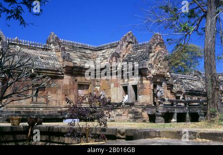 Thailand: Haupteingang, Prasat hin Phanom rung (Phanom rung Stone Castle), Provinz Buriram. Prasat hin Phanom rung (Phanom rung Stone Castle) ist ein Khmer-Tempelkomplex am Rand eines erloschenen Vulkans auf 1,320 Fuß über dem Meeresspiegel, in der Provinz Buriram in der Isaan-Region von Thailand. Sie wurde im 10. Bis 13. Jahrhundert aus Sandstein und Laterit erbaut. Es war ein Hindu-Schrein, der Shiva gewidmet ist und symbolisiert den Berg Kailash, seine himmlische Wohnung. Stockfoto