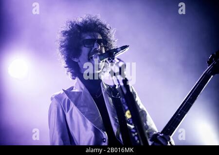 Oslo, Norwegen. Februar 2020. Die britische Rockband The Darkness führt ein Live-Konzert in Rockefeller in Oslo durch. Hier ist der Bassist Frankie Poullain live auf der Bühne zu sehen. (Foto Credit: Gonzales Photo/Terje Dokken/Alamy Live News Stockfoto