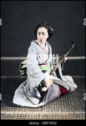 Japan: Eine Geisha spielt eine Shamisen, Tokio, c. 1870er. Geisha, Geiko oder Geigi sind traditionelle japanische Entertainerinnen, die verschiedene japanische Künste wie klassische Musik und Tanz aufführen können. Das Shamisen oder Samisen (wörtlich „drei Geschmacksrichtungen“), auch sangen genannt (wörtlich „drei Streicher“), ist ein dreisaitiges Musikinstrument, das mit einem Plektrum namens Bach gespielt wird. Stockfoto