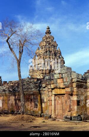 Thailand: Prasat Hin Phanom Rung (Phanom Rung Stone Castle), Provinz Buriram. Prasat hin Phanom rung (Phanom rung Stone Castle) ist ein Khmer-Tempelkomplex am Rand eines erloschenen Vulkans auf 1,320 Fuß über dem Meeresspiegel, in der Provinz Buriram in der Isaan-Region von Thailand. Sie wurde im 10. Bis 13. Jahrhundert aus Sandstein und Laterit erbaut. Es war ein Hindu-Schrein, der Shiva gewidmet ist und symbolisiert den Berg Kailash, seine himmlische Wohnung. Stockfoto