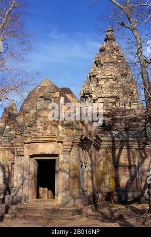 Thailand: Prasat Hin Phanom Rung (Phanom Rung Stone Castle), Provinz Buriram. Prasat hin Phanom rung (Phanom rung Stone Castle) ist ein Khmer-Tempelkomplex am Rand eines erloschenen Vulkans auf 1,320 Fuß über dem Meeresspiegel, in der Provinz Buriram in der Isaan-Region von Thailand. Sie wurde im 10. Bis 13. Jahrhundert aus Sandstein und Laterit erbaut. Es war ein Hindu-Schrein, der Shiva gewidmet ist und symbolisiert den Berg Kailash, seine himmlische Wohnung. Stockfoto