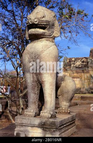 Thailand: Singha (Löwe), Prasat hin Phanom rung (Phanom rung Stone Castle), Provinz Buriram. Prasat hin Phanom rung (Phanom rung Stone Castle) ist ein Khmer-Tempelkomplex am Rand eines erloschenen Vulkans auf 1,320 Fuß über dem Meeresspiegel, in der Provinz Buriram in der Isaan-Region von Thailand. Sie wurde im 10. Bis 13. Jahrhundert aus Sandstein und Laterit erbaut. Es war ein Hindu-Schrein, der Shiva gewidmet ist und symbolisiert den Berg Kailash, seine himmlische Wohnung. Stockfoto