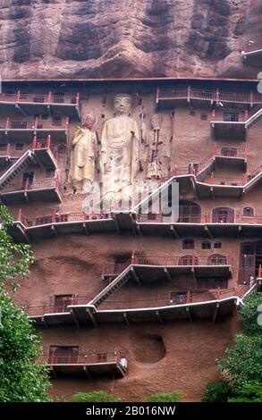 China: Der Amitabha Buddha wurde von Avalokitesvara, Maiji Shan Grotten, Tianshui, Provinz Gansu besucht. Maijishan Shiku (Maiji Shan Grotten) sind eine der vier wichtigsten buddhistischen Tempelgruppen Chinas (die anderen sind Datong, Luoyang und die Mogao-Höhlen in Dunhuang). Ausgehend von den Dynastien Nördlicher Wei (386-535) und Nördlicher Zhou (557-81) schnitten Buddhisten Höhlen in die Seiten eines roten Ausschnitts, der aus den umliegenden Laubhügeln aufsteigt. Figuren des Buddha, von Bodhisattvas und Schülern wurden in härtere Felsen gehauen, die von anderswo hergebracht wurden, und in den Höhlen installiert. Stockfoto