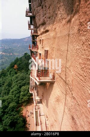 China: Steile Treppen in den Maiji Shan Grotten, Tianshui, Provinz Gansu. Maijishan Shiku (Maiji Shan Grotten) sind eine der vier wichtigsten buddhistischen Tempelgruppen Chinas (die anderen sind Datong, Luoyang und die Mogao-Höhlen in Dunhuang). Ausgehend von den Dynastien Nördlicher Wei (386-535) und Nördlicher Zhou (557-81) schnitten Buddhisten Höhlen in die Seiten eines roten Ausschnitts, der aus den umliegenden Laubhügeln aufsteigt. Figuren des Buddha, von Bodhisattvas und Schülern wurden in härtere Felsen gehauen, die von anderswo hergebracht wurden, und in den Höhlen installiert. Stockfoto