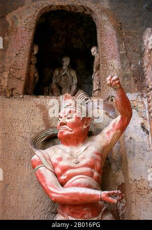 China: Kriegerstatue, die eine Höhle schützt, Maiji Shan Grotten, Tianshui, Provinz Gansu. Maijishan Shiku (Maiji Shan Grotten) sind eine der vier wichtigsten buddhistischen Tempelgruppen Chinas (die anderen sind Datong, Luoyang und die Mogao-Höhlen in Dunhuang). Ausgehend von den Dynastien Nördlicher Wei (386-535) und Nördlicher Zhou (557-81) schnitten Buddhisten Höhlen in die Seiten eines roten Ausschnitts, der aus den umliegenden Laubhügeln aufsteigt. Figuren des Buddha, von Bodhisattvas und Schülern wurden in härtere Felsen gehauen, die von anderswo hergebracht wurden, und in den Höhlen installiert. Stockfoto