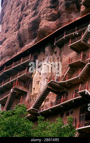 China: Der Amitabha Buddha wurde von Avalokitesvara, Maiji Shan Grotten, Tianshui, Provinz Gansu besucht. Maijishan Shiku (Maiji Shan Grotten) sind eine der vier wichtigsten buddhistischen Tempelgruppen Chinas (die anderen sind Datong, Luoyang und die Mogao-Höhlen in Dunhuang). Ausgehend von den Dynastien Nördlicher Wei (386-535) und Nördlicher Zhou (557-81) schnitten Buddhisten Höhlen in die Seiten eines roten Ausschnitts, der aus den umliegenden Laubhügeln aufsteigt. Figuren des Buddha, von Bodhisattvas und Schülern wurden in härtere Felsen gehauen, die von anderswo hergebracht wurden, und in den Höhlen installiert. Stockfoto