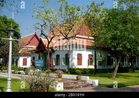 Thailand: Das Royal Elephant Museum, auch bekannt als Chang Ton National Museum, Vimanmek Mansion, Dusit Park, Bangkok. Das Chang Ton National Museum war einst die Heimat der Sammlung weißer Elefanten des Königs von Thailand. Das Vimanmek Mansion ist ein ehemaliger königlicher Palast und wird auch als das Vimanmek Teak Mansion oder Vimanmek Palace bekannt. Das Herrenhaus Vimanmek wurde 1900 von König Rama V (König Chulalongkorn) mit der Residenz Munthatu Rattanaroj in Chuthathuj Rachathan in Ko Sichang, Chonburi, erbaut und im Dusit Garden demontiert und wieder zusammengesetzt. Sie wurde am 27. März 1901 fertiggestellt. Stockfoto