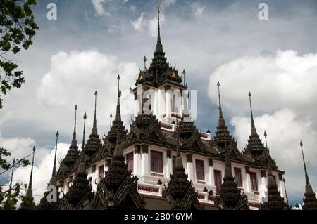 Thailand: Loha Prasad (Brazen Palace oder Iron Monastery), Wat Ratchanatda, Bangkok. Wat Ratchanaddaram wurde 1846 im Auftrag von König Nangklao (Rama III) für Mama Chao Ying Sommanus Wattanavadi erbaut. Der Tempel ist am besten bekannt für den Loha Prasada (Loha Prasat), eine mehrstufige Struktur 36 m hoch und mit 37 Metallspitzen. Es ist nur das dritte Loha Prasada (Brazen Palace oder Iron Monastery) gebaut zu werden und ist nach den früheren in Indien und Anuradhapura, Sri Lanka modelliert. Stockfoto