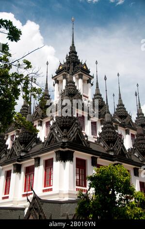 Thailand: Loha Prasad (Brazen Palace oder Iron Monastery), Wat Ratchanatda, Bangkok. Wat Ratchanaddaram wurde 1846 im Auftrag von König Nangklao (Rama III) für Mama Chao Ying Sommanus Wattanavadi erbaut. Der Tempel ist am besten bekannt für den Loha Prasada (Loha Prasat), eine mehrstufige Struktur 36 m hoch und mit 37 Metallspitzen. Es ist nur das dritte Loha Prasada (Brazen Palace oder Iron Monastery) gebaut zu werden und ist nach den früheren in Indien und Anuradhapura, Sri Lanka modelliert. Stockfoto