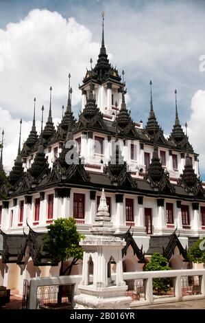 Thailand: Loha Prasad (Brazen Palace oder Iron Monastery), Wat Ratchanatda, Bangkok. Wat Ratchanaddaram wurde 1846 im Auftrag von König Nangklao (Rama III) für Mama Chao Ying Sommanus Wattanavadi erbaut. Der Tempel ist am besten bekannt für den Loha Prasada (Loha Prasat), eine mehrstufige Struktur 36 m hoch und mit 37 Metallspitzen. Es ist nur das dritte Loha Prasada (Brazen Palace oder Iron Monastery) gebaut zu werden und ist nach den früheren in Indien und Anuradhapura, Sri Lanka modelliert. Stockfoto