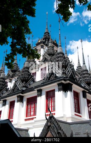 Thailand: Loha Prasad (Brazen Palace oder Iron Monastery), Wat Ratchanatda, Bangkok. Wat Ratchanaddaram wurde 1846 im Auftrag von König Nangklao (Rama III) für Mama Chao Ying Sommanus Wattanavadi erbaut. Der Tempel ist am besten bekannt für den Loha Prasada (Loha Prasat), eine mehrstufige Struktur 36 m hoch und mit 37 Metallspitzen. Es ist nur das dritte Loha Prasada (Brazen Palace oder Iron Monastery) gebaut zu werden und ist nach den früheren in Indien und Anuradhapura, Sri Lanka modelliert. Stockfoto