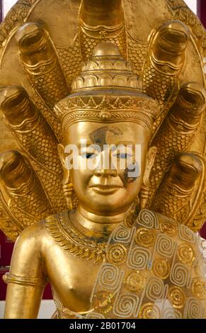 Thailand: Buddha im Loha Prasad, Wat Ratchanatda, Bangkok. Wat Ratchanaddaram wurde 1846 im Auftrag von König Nangklao (Rama III) für Mama Chao Ying Sommanus Wattanavadi erbaut. Der Tempel ist am besten bekannt für den Loha Prasada (Loha Prasat), eine mehrstufige Struktur 36 m hoch und mit 37 Metallspitzen. Es ist nur das dritte Loha Prasada (Brazen Palace oder Iron Monastery) gebaut zu werden und ist nach den früheren in Indien und Anuradhapura, Sri Lanka modelliert. Stockfoto