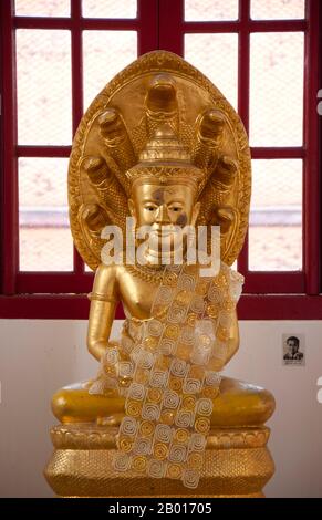 Thailand: Buddha im Loha Prasad, Wat Ratchanatda, Bangkok. Wat Ratchanaddaram wurde 1846 im Auftrag von König Nangklao (Rama III) für Mama Chao Ying Sommanus Wattanavadi erbaut. Der Tempel ist am besten bekannt für den Loha Prasada (Loha Prasat), eine mehrstufige Struktur 36 m hoch und mit 37 Metallspitzen. Es ist nur das dritte Loha Prasada (Brazen Palace oder Iron Monastery) gebaut zu werden und ist nach den früheren in Indien und Anuradhapura, Sri Lanka modelliert. Stockfoto