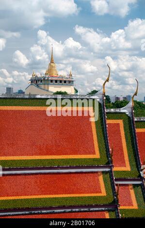 Thailand: Wat Ratchanatda und der Goldene Berg im Hintergrund vom Loha Prasad, Bangkok. Wat Ratchanaddaram wurde 1846 im Auftrag von König Nangklao (Rama III) für Mama Chao Ying Sommanus Wattanavadi erbaut. Der Tempel ist am besten bekannt für den Loha Prasada (Loha Prasat), eine mehrstufige Struktur 36 m hoch und mit 37 Metallspitzen. Es ist nur das dritte Loha Prasada (Brazen Palace oder Iron Monastery) gebaut zu werden und ist nach den früheren in Indien und Anuradhapura, Sri Lanka modelliert. Stockfoto