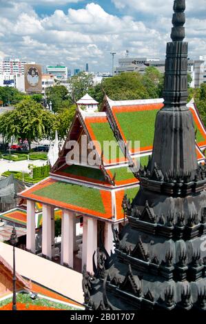 Thailand: Wat Ratchanatda, Bangkok. Wat Ratchanaddaram wurde 1846 im Auftrag von König Nangklao (Rama III) für Mama Chao Ying Sommanus Wattanavadi erbaut. Der Tempel ist am besten bekannt für den Loha Prasada (Loha Prasat), eine mehrstufige Struktur 36 m hoch und mit 37 Metallspitzen. Es ist nur das dritte Loha Prasada (Brazen Palace oder Iron Monastery) gebaut zu werden und ist nach den früheren in Indien und Anuradhapura, Sri Lanka modelliert. Stockfoto