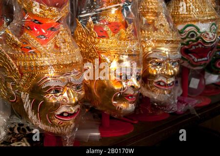 Thailand: Khon-Masken, Amulett und religiöse Utensilien Markt im Wat Ratchanatda, Bangkok. Khon ist ein klassisches thailändisches Tanzdrama, das oft Figuren aus den Ramakien, Thailands eigener Interpretation des indischen Klassikers Ramayana, enthält. Der Markt für religiöse Utensilien auf dem Gelände des Wat Ratchanatda verkauft Buddha-Bilder und buddhistische Reize in allen Formen und Größen sowie eine Vielzahl von indischen Hindu-Gottheiten und chinesischen religiösen Gegenständen. Wat Ratchanaddaram wurde 1846 im Auftrag von König Nangklao (Rama III) für Mama Chao Ying Sommanus Wattanavadi erbaut. Stockfoto