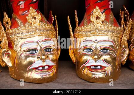 Thailand: Khon-Masken, Amulett und religiöse Utensilien Markt im Wat Ratchanatda, Bangkok. Khon ist ein klassisches thailändisches Tanzdrama, das oft Figuren aus den Ramakien, Thailands eigener Interpretation des indischen Klassikers Ramayana, enthält. Der Markt für religiöse Utensilien auf dem Gelände des Wat Ratchanatda verkauft Buddha-Bilder und buddhistische Reize in allen Formen und Größen sowie eine Vielzahl von indischen Hindu-Gottheiten und chinesischen religiösen Gegenständen. Wat Ratchanaddaram wurde 1846 im Auftrag von König Nangklao (Rama III) für Mama Chao Ying Sommanus Wattanavadi erbaut. Stockfoto