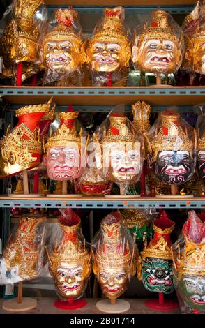 Thailand: Khon-Masken, Amulett und religiöse Utensilien Markt im Wat Ratchanatda, Bangkok. Khon ist ein klassisches thailändisches Tanzdrama, das oft Figuren aus den Ramakien, Thailands eigener Interpretation des indischen Klassikers Ramayana, enthält. Der Markt für religiöse Utensilien auf dem Gelände des Wat Ratchanatda verkauft Buddha-Bilder und buddhistische Reize in allen Formen und Größen sowie eine Vielzahl von indischen Hindu-Gottheiten und chinesischen religiösen Gegenständen. Wat Ratchanaddaram wurde 1846 im Auftrag von König Nangklao (Rama III) für Mama Chao Ying Sommanus Wattanavadi erbaut. Stockfoto