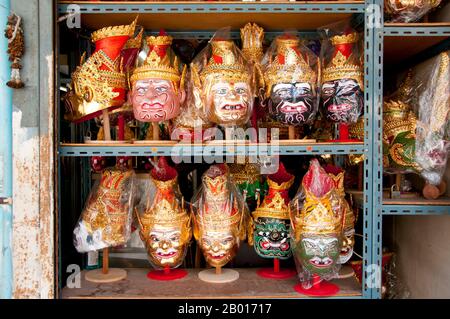 Thailand: Khon-Masken, Amulett und religiöse Utensilien Markt im Wat Ratchanatda, Bangkok. Khon ist ein klassisches thailändisches Tanzdrama, das oft Figuren aus den Ramakien, Thailands eigener Interpretation des indischen Klassikers Ramayana, enthält. Der Markt für religiöse Utensilien auf dem Gelände des Wat Ratchanatda verkauft Buddha-Bilder und buddhistische Reize in allen Formen und Größen sowie eine Vielzahl von indischen Hindu-Gottheiten und chinesischen religiösen Gegenständen. Wat Ratchanaddaram wurde 1846 im Auftrag von König Nangklao (Rama III) für Mama Chao Ying Sommanus Wattanavadi erbaut. Stockfoto