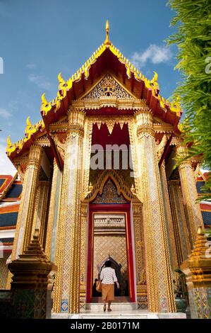 Thailand: Gläubige betreten den runden Kreuzgang, Wat Ratchabophit, Bangkok. Wat Ratchabophit (Rajabophit) wurde unter König Chulalongkorn (Rama V, 1868 - 1910) erbaut. Der Tempel verbindet östliche und westliche Architekturstile und ist bekannt für seinen runden Kreuzgang, der die großen Chedi im Sri-lankischen Stil umschließt und den Ubosot (bot) im Norden mit dem Viharn im Süden verbindet. Stockfoto