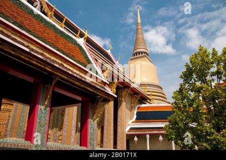 Thailand: Die Chedi im Sri-lankischen Stil im Wat Ratchabophit, Bangkok. Wat Ratchabophit (Rajabophit) wurde unter König Chulalongkorn (Rama V, 1868 - 1910) erbaut. Der Tempel verbindet östliche und westliche Architekturstile und ist bekannt für seinen runden Kreuzgang, der die großen Chedi im Sri-lankischen Stil umschließt und den Ubosot (bot) im Norden mit dem Viharn im Süden verbindet. Stockfoto