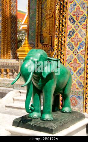 Thailand: Eine Elefantenstatue am Eingang zum Viharn, Wat Ratchabophit, Bangkok. Wat Ratchabophit (Rajabophit) wurde unter König Chulalongkorn (Rama V, 1868-1910) erbaut. Der Tempel verbindet östliche und westliche Architekturstile und ist bekannt für seinen runden Kreuzgang, der die großen Chedi im Sri-lankischen Stil umschließt und den Ubosot (bot) im Norden mit dem Viharn im Süden verbindet. Stockfoto