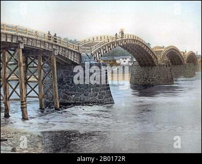 Japan: Kintai Bashi oder Soroban Bashi, Iwakuni, Präfektur Yamaguchi. Foto von Kusakabe Kimbei (1841-1934), c. 1880-1899. Die Kintai-Brücke ist eine historische Holzbogenbrücke in der Stadt Iwakuni in der Präfektur Yamaguchi. Die Brücke wurde 1673 erbaut und überspannt den Nishiki-Fluss in einer Reihe von fünf Holzbögen, und die Brücke befindet sich am Fuße des Berges Yokoyama, auf dessen Spitze das Schloss Iwakuni liegt. Der Kikkou Park, der 1922 zum Nationalschatz erklärt wurde und die Brücke und das Schloss umfasst, ist eines der beliebtesten Reiseziele in Japan. Stockfoto