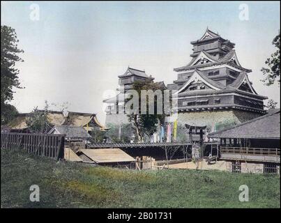 Japan: Das Schloss, Kumamoto, c. 1895. Kumamoto ist die Hauptstadt der Präfektur Kumamoto auf der Insel Kyūshū, Japan. Kato Kiyomasa, ein Zeitgenosse von Toyotomi Hideyoshi, wurde 1588 zur Daimyo der Hälfte der (alten) Verwaltungsregion von Higo gemacht. Danach baute Kiyomasa das Schloss Kumamoto. Aufgrund seiner vielen innovativen Verteidigungsentwürfe galt das Schloss Kumamoto als uneinnehmbar, und Kiyomasa genoss einen Ruf als einer der besten Schlossbauer der japanischen Geschichte. Heute ist der Bergfried (zentraler Bergfried) eine Betonrekonstruktion aus dem Jahr 1970s. Stockfoto